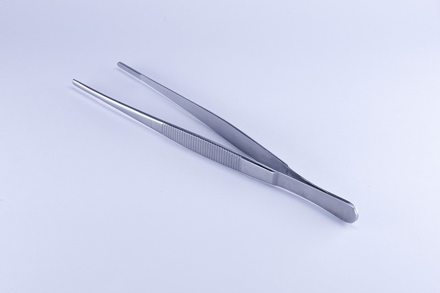 tweezers-2671515_640
